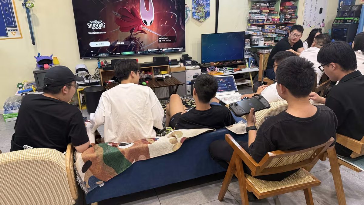入夜后一群人挤在沙发上看大屏幕玩《空洞骑士：丝之歌》